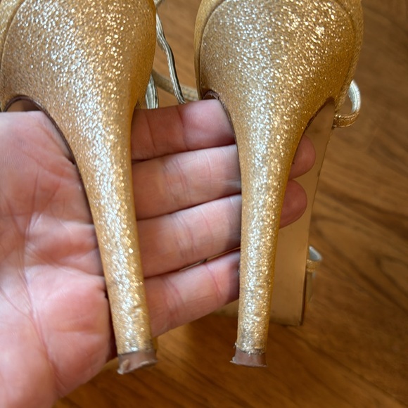 Gold Caparros Heels size 9.5 - Picture 4 of 4